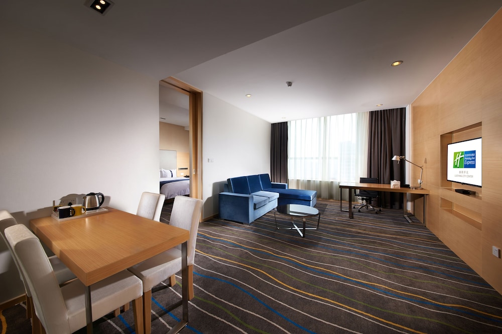 Holiday Inn Express Luoyang City Center 42/72