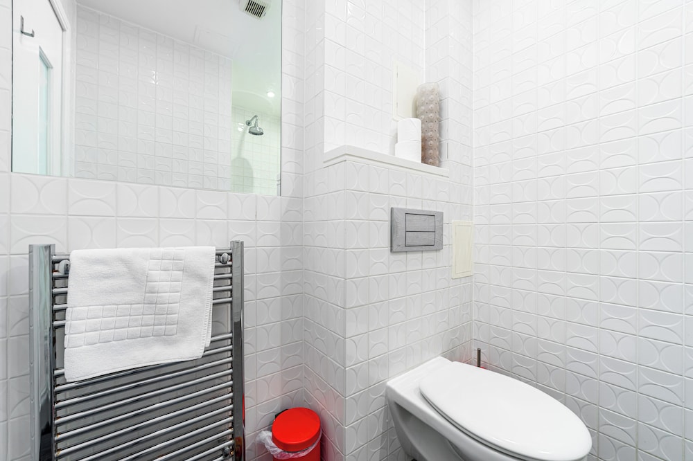 The Whitechapel Hotel 38/50