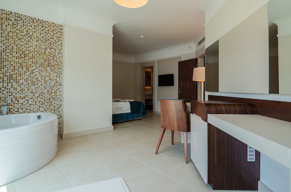 The Lumos Deluxe Resort Hotel and Spa 9/60