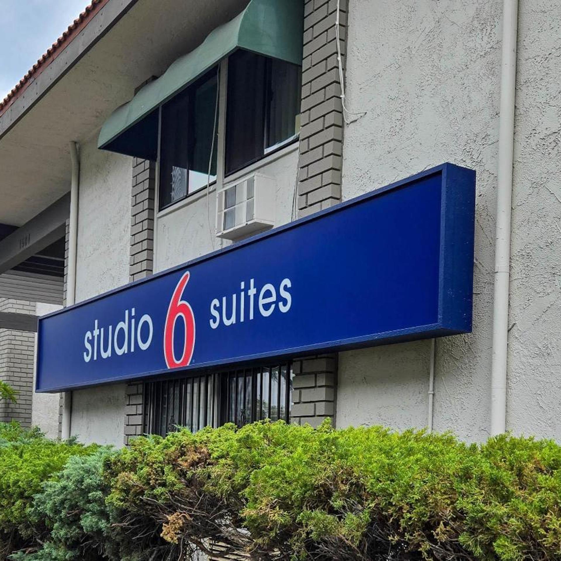 Studio6 Suites Santa Ana, CA 8/35