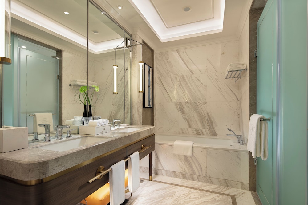 The Lixury Hotel -The Unbound Collection by Hyatt 50/50
