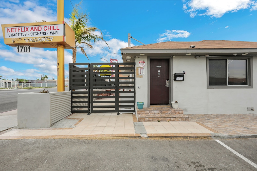 Desert Moon Motel 53/63