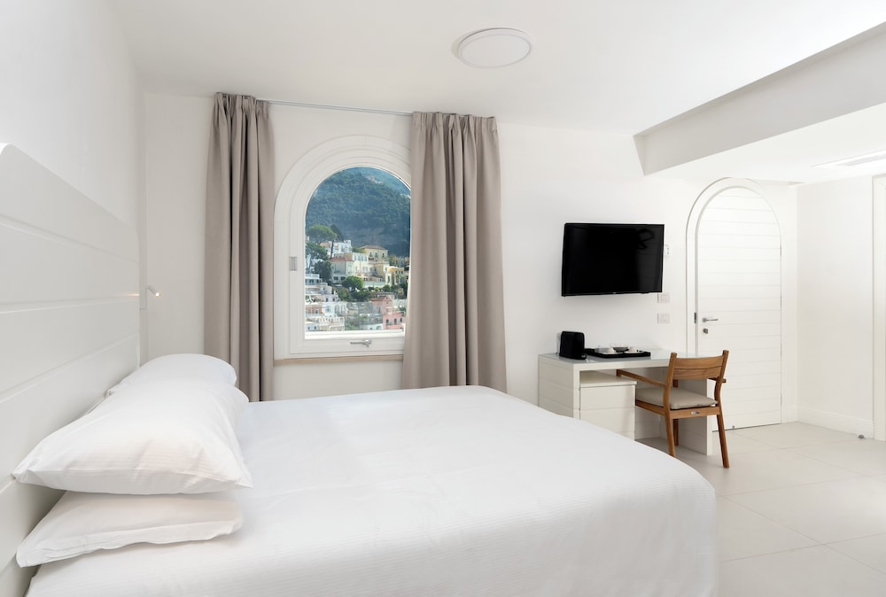 DELUXE, DOUBLE OR TWIN BED, CITY VIEW, TERRACE