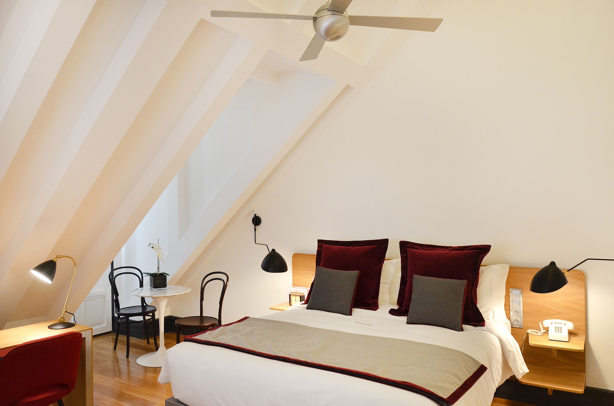 ROOM, DOUBLE BED
