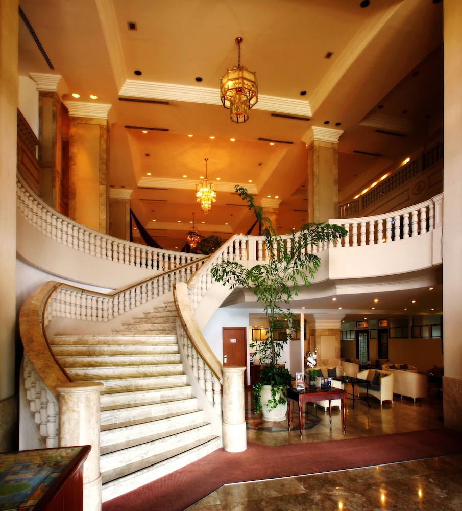 Holiday Resort And Spa Guam 11/86