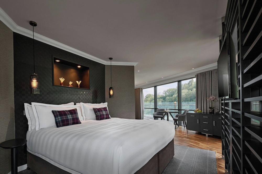 Suite, King Bed, Hill View