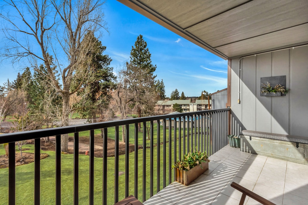 Bend Riverside Inn &amp; Suites 28/51