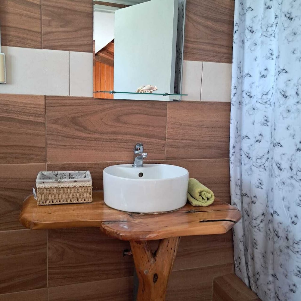Hotel Uka Mana 50/50
