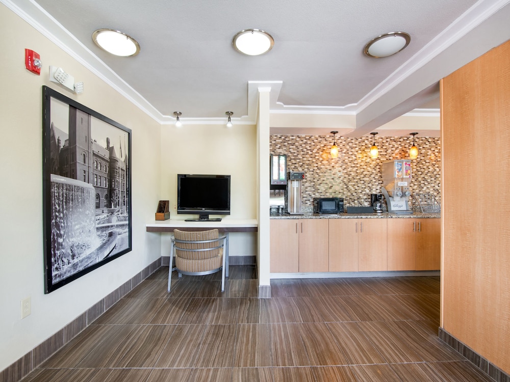 Days Inn & Suites by Wyndham Indianapolis Airport East 3/28