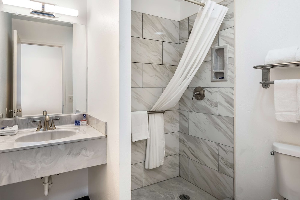 Americas Best Value Inn East Peoria 14/34