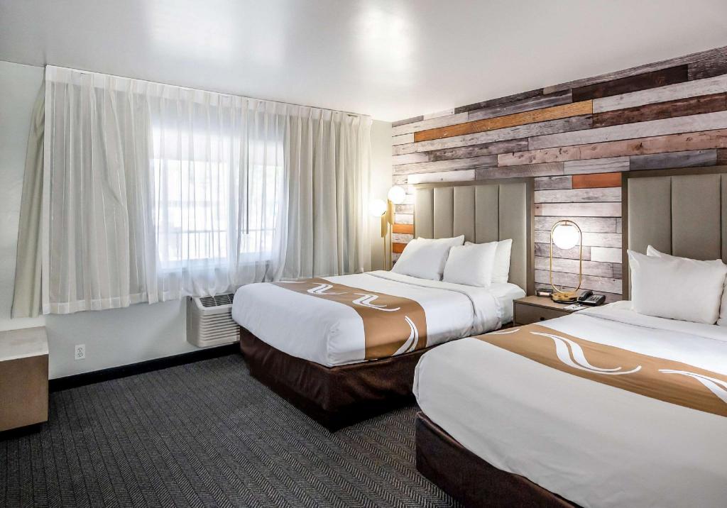 EFFICIENCY, 2 QUEEN BEDS