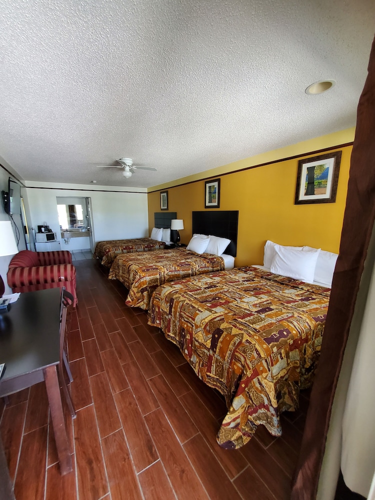 Deluxe Inn Suites 37/61