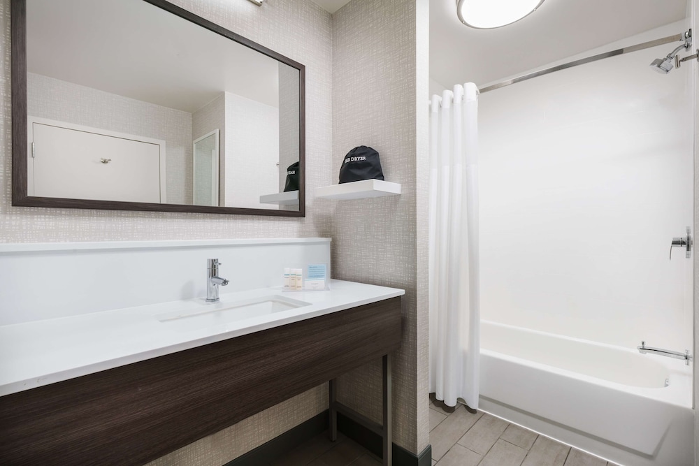 Hampton Inn and Suites Baltimore Inner Harbor 12/41