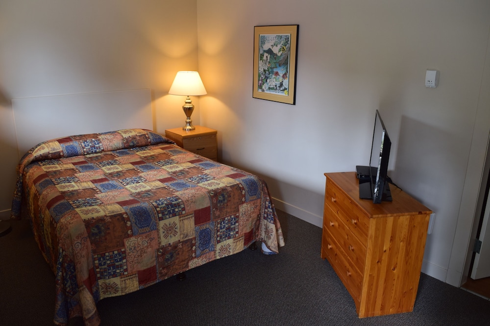 West Coast Motel 11/64