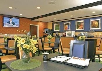 Fairfield Inn And Suites Brunswick 8/8