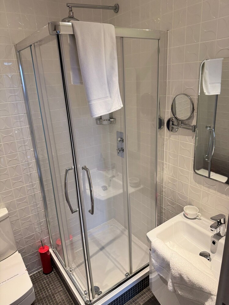 The Whitechapel Hotel 44/50