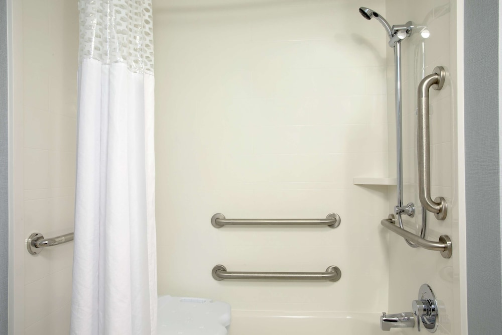 Hampton Inn Hartford Airport 12/44