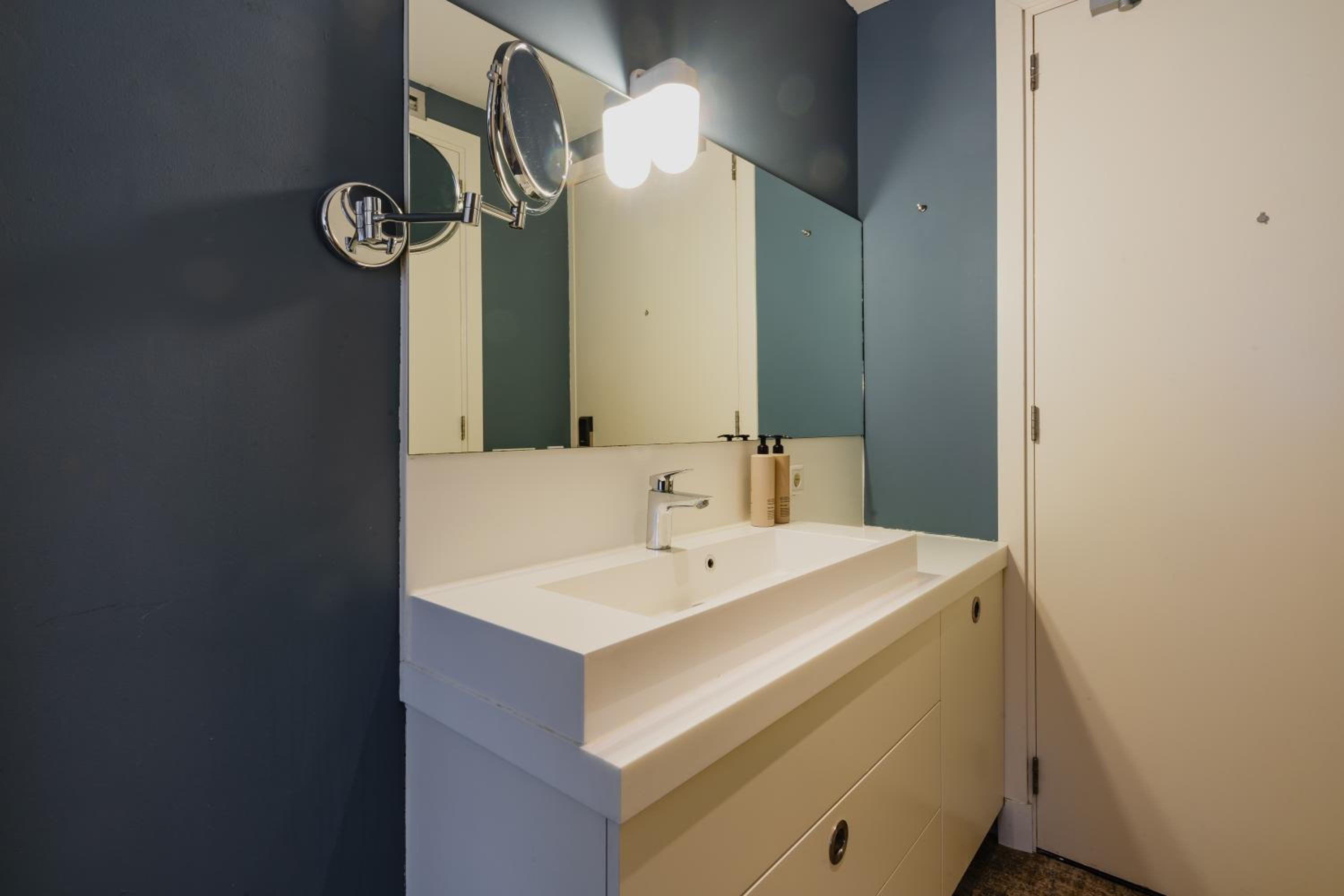 Semi Basement, Comfort, Queen Bed، Hotel JL No76 9/9