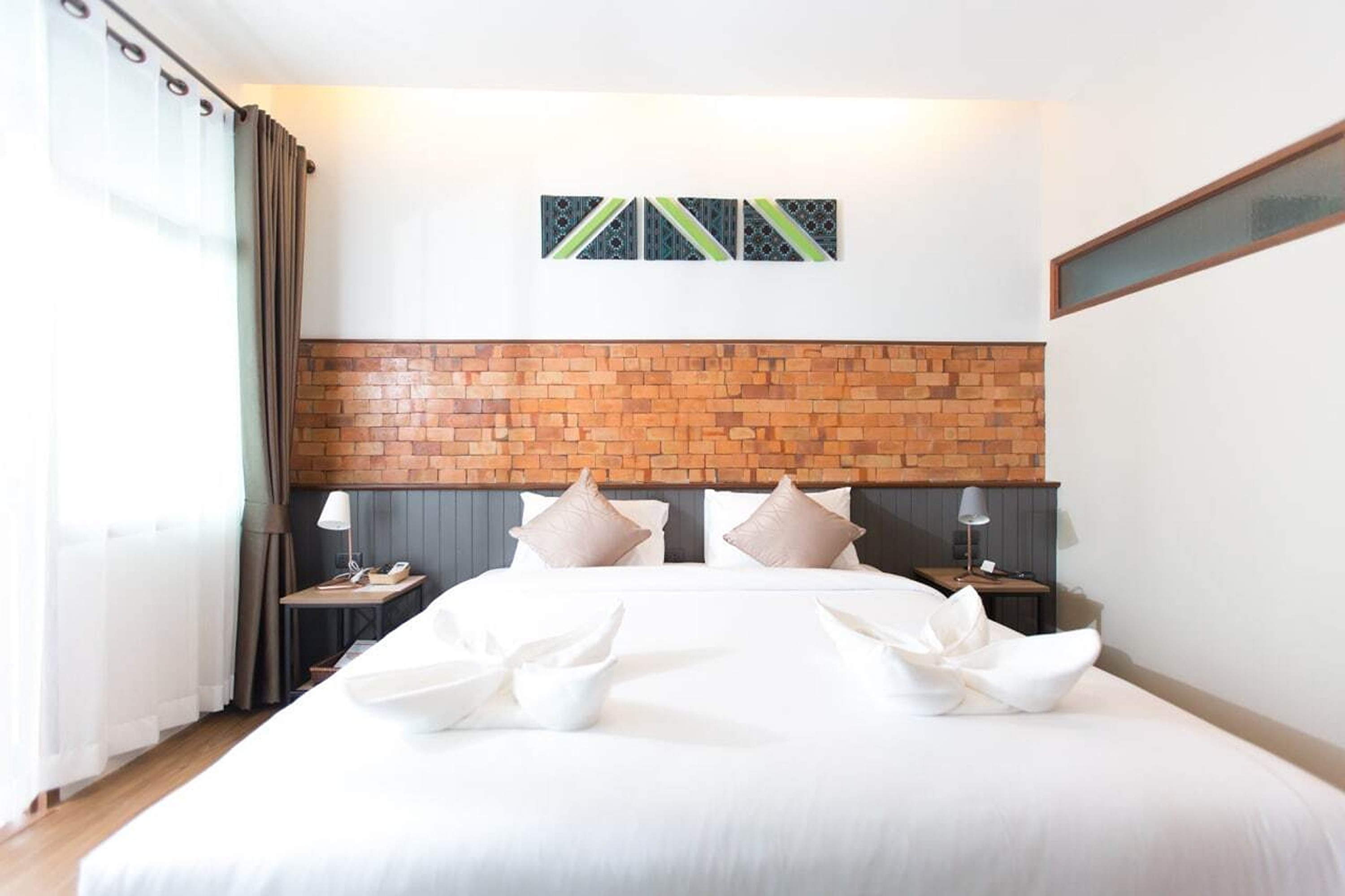 غرفة بسرير مزدوج بإطلالة على المدينة