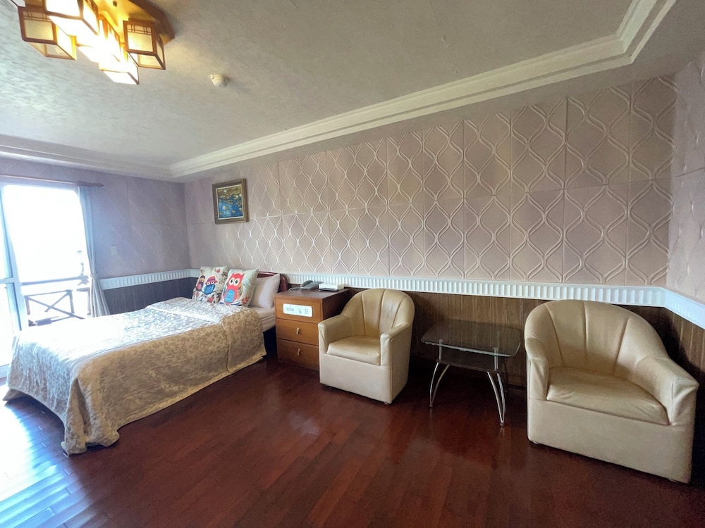 Emmanuel Farmhouse 25/56