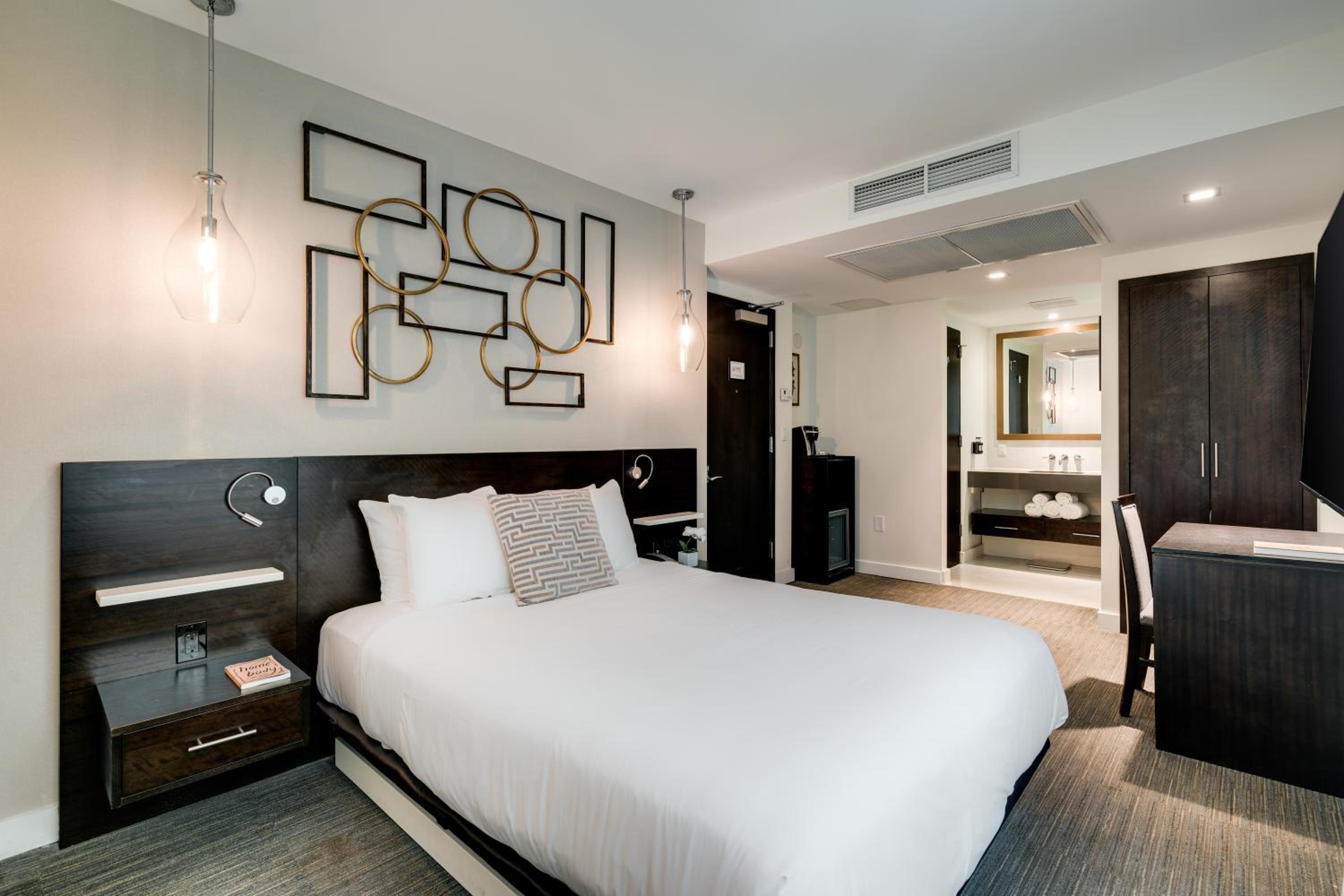 Panoramic, Single, King Bed, Lateral Side Ocean View, Balcony