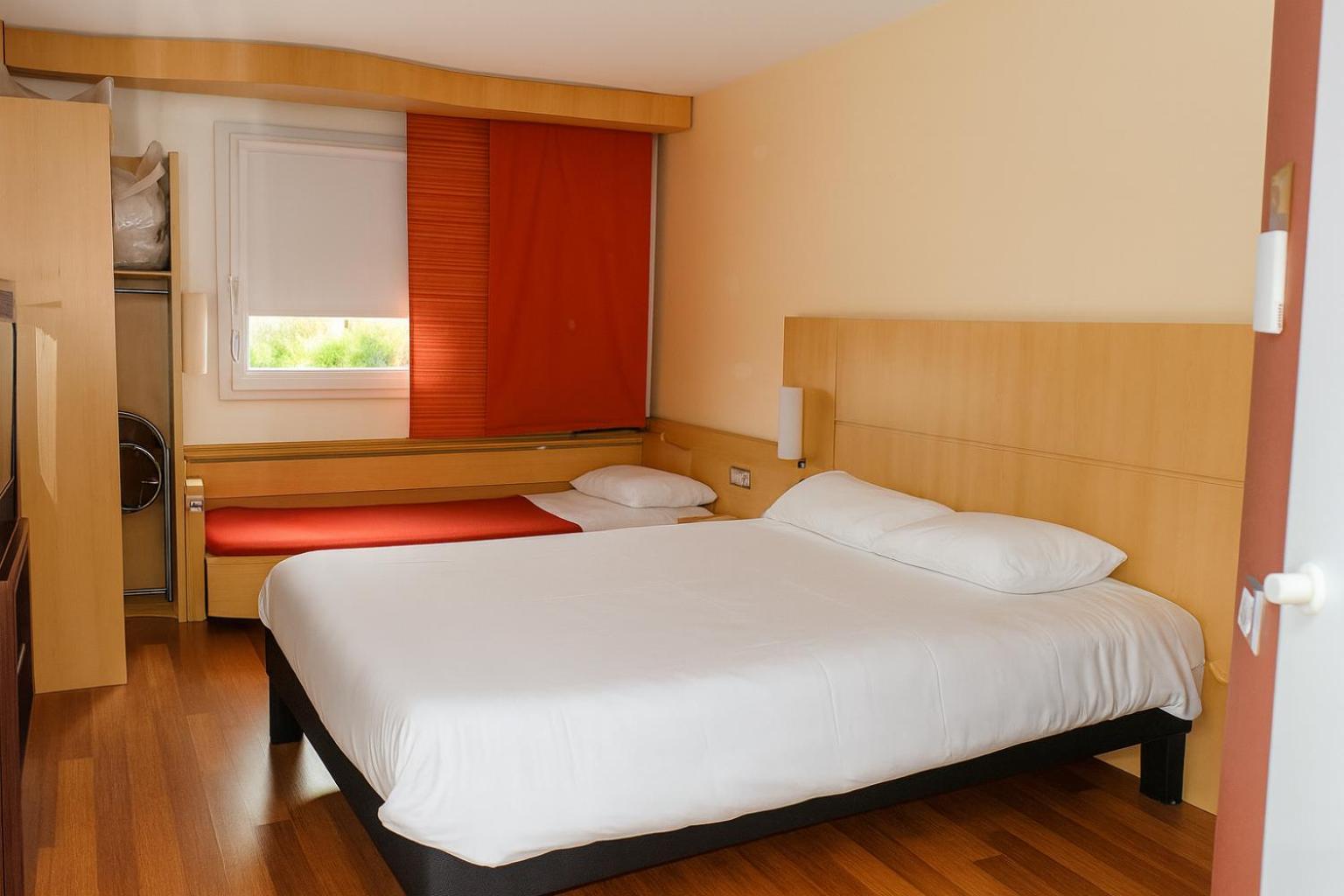 STANDARD, 1 DOUBLE AND 1 SINGLE BED