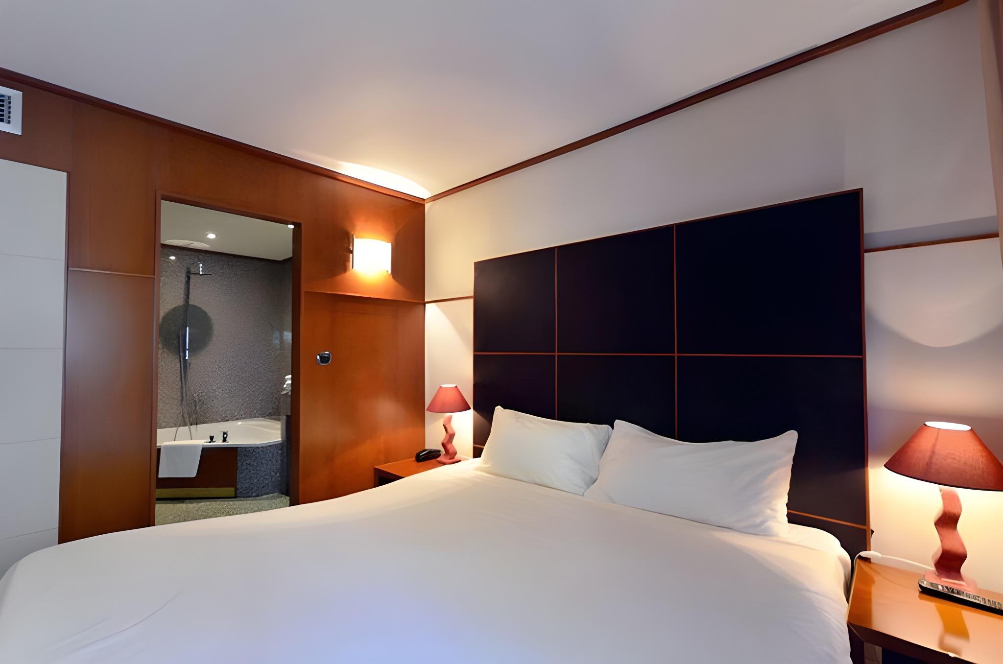 1 Bedroom, Suite, Apartment
