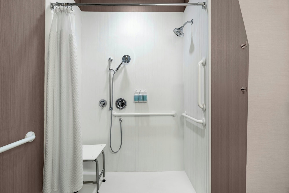 غرفة بسرير كينج لذوي الإعاقة، Courtyard By Marriott Fayetteville Fort Bragg Spring Lake 10/10