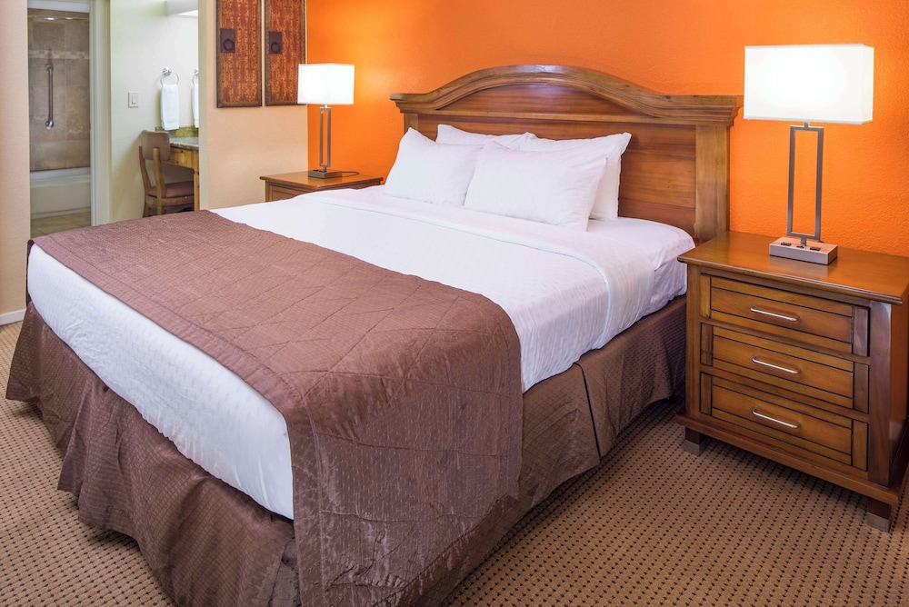 1 BEDROOM, DELUXE, SUITE, KING BED, SOFA
