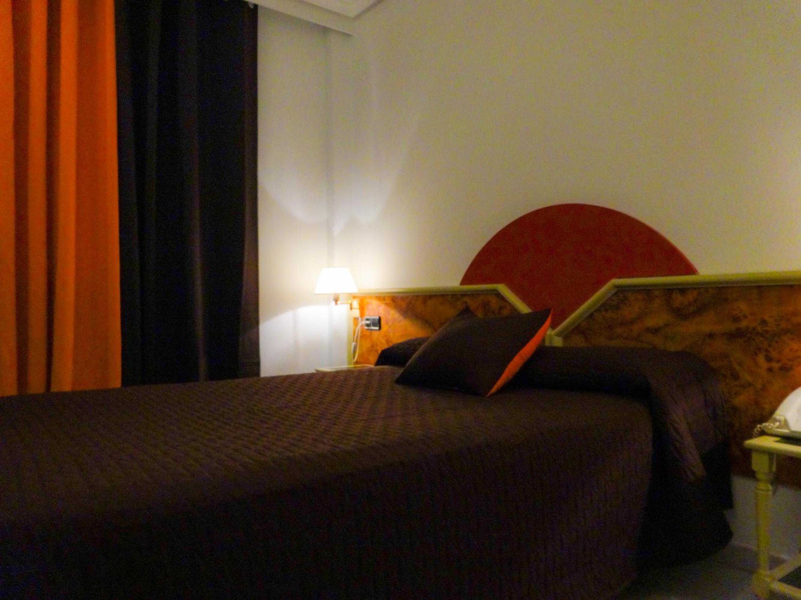 غرفة بسريرين منفصلين بحمام خاص، Hotel Azuqueca 2/4