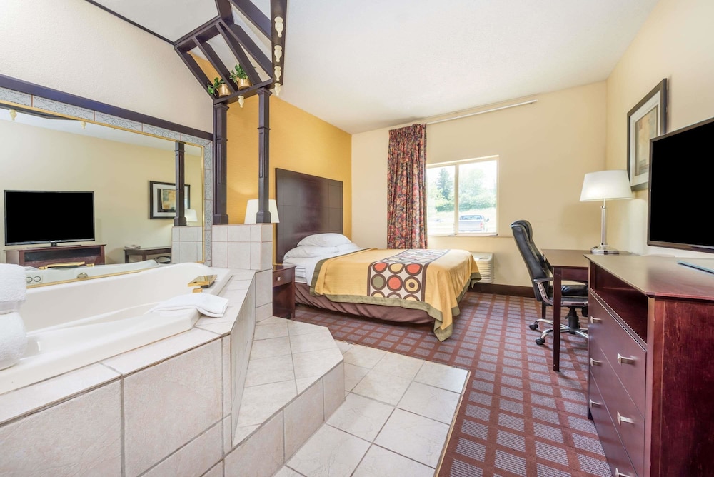 Super 8 by Wyndham Bloomington University Area 16/41