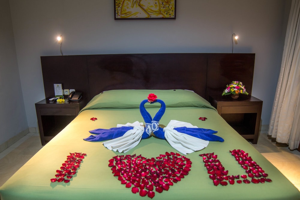 FOURTEEN ROSES BEACH HOTEL 40/62