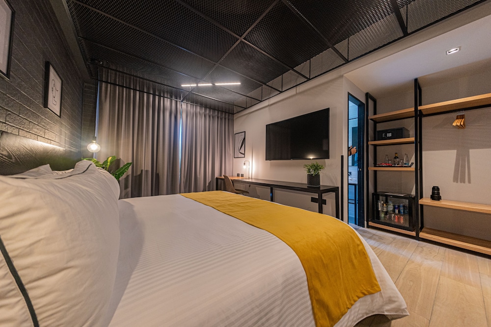 Fulton Business Luxury Hotel 8/49