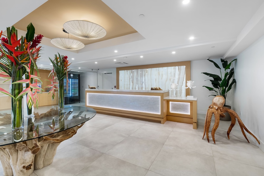 Beachcomber Oceanfront Resort Villas 14/71