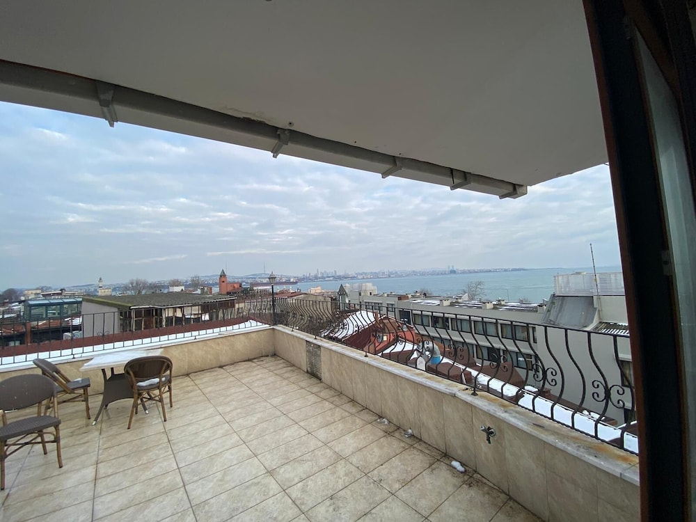 Aruna Hotel 45/50
