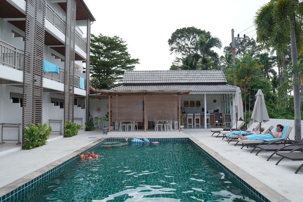 Ampha Place Hotel 49/53