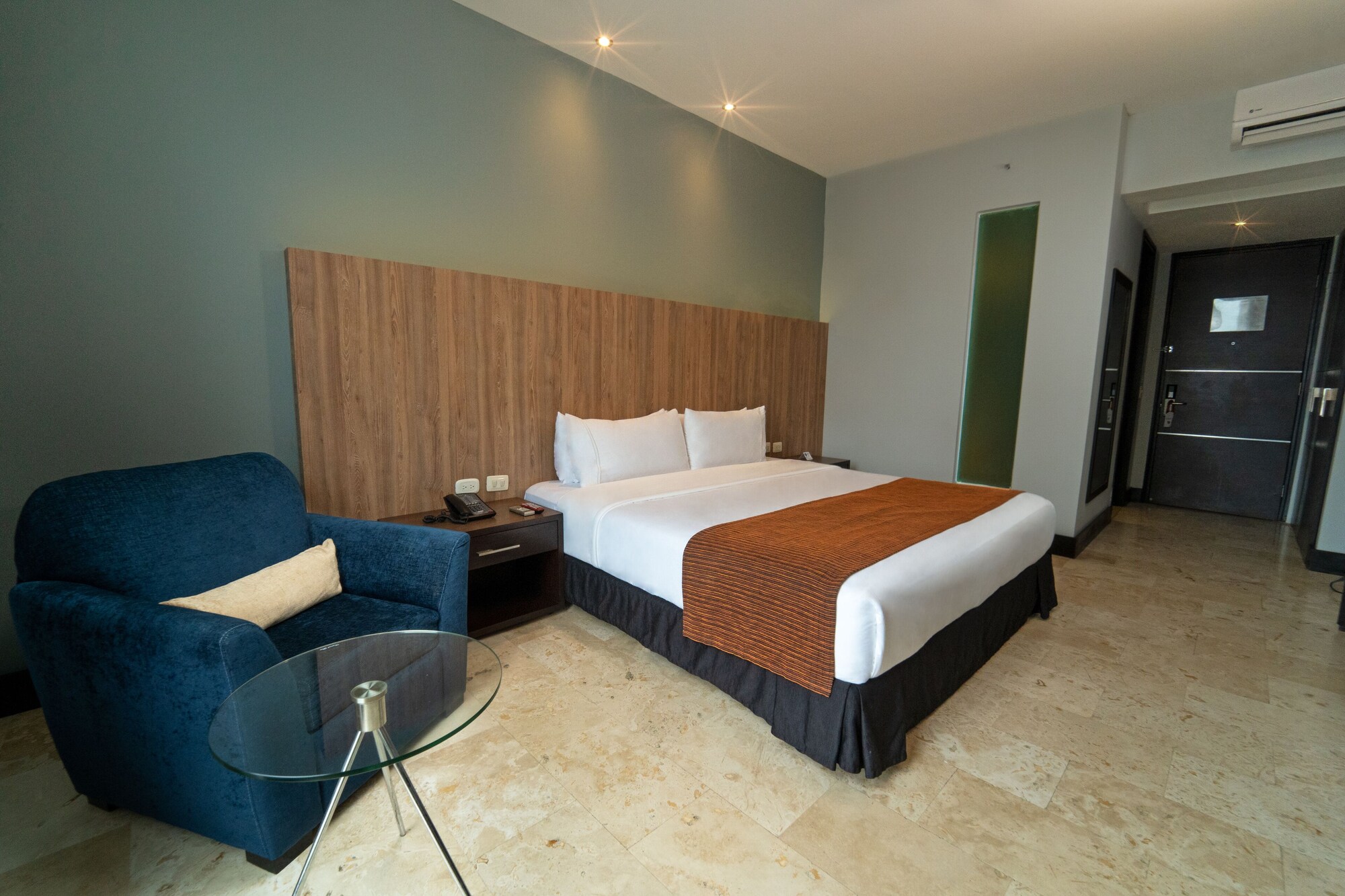 DELUXE, KING BED