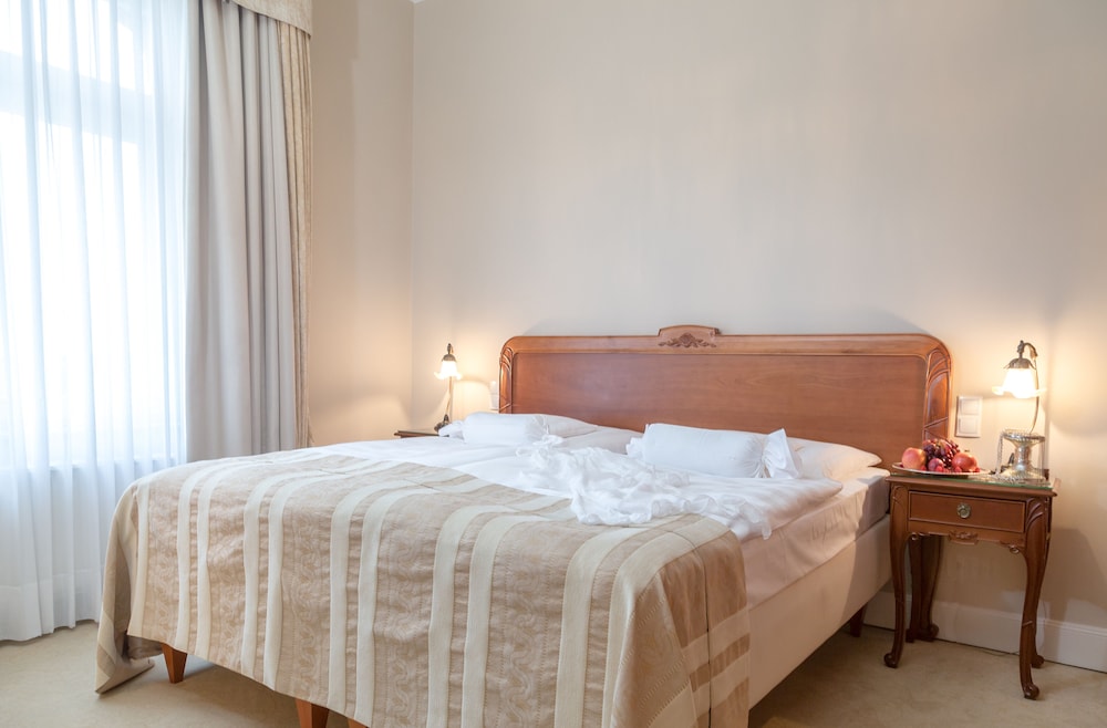 Miramar Hotel 7/42