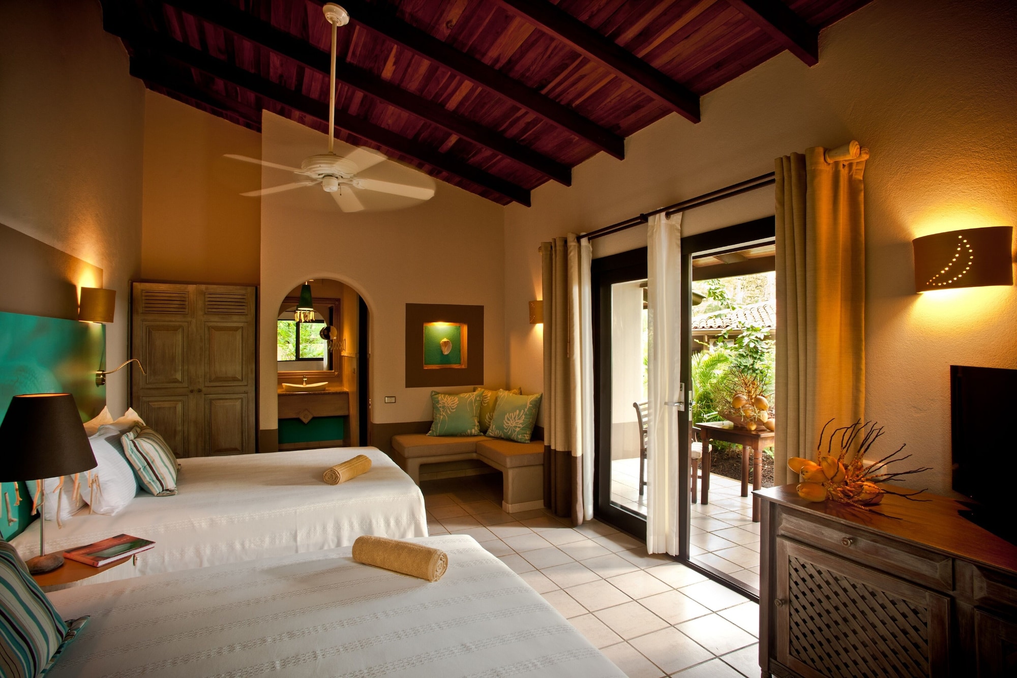 DELUXE, 2 QUEEN BEDS
