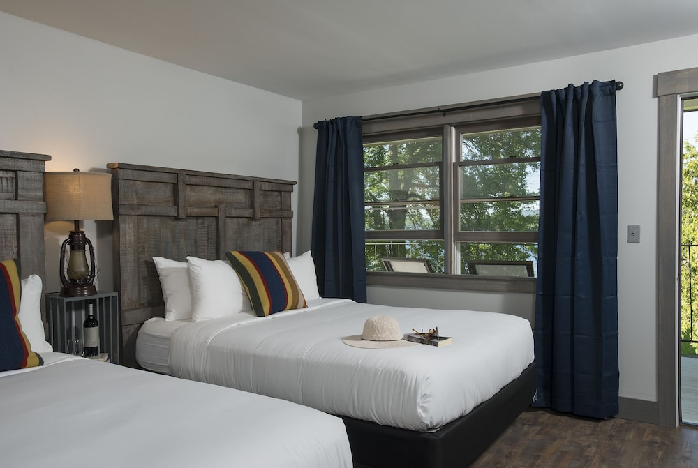 Lodge, 2 Queen Beds