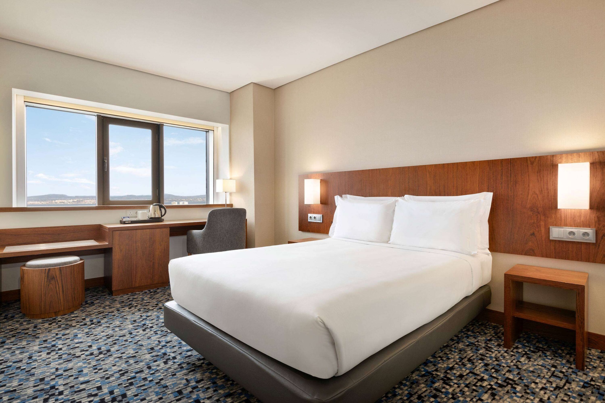 SUPERIOR, QUEEN BED, RIVER VIEW