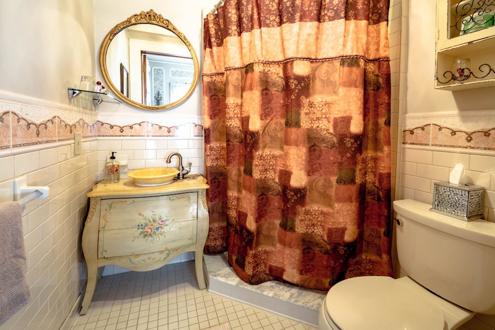 Mathis House, A Victorian Bed & Breakfast and Tea Room at 600 Main 50/50