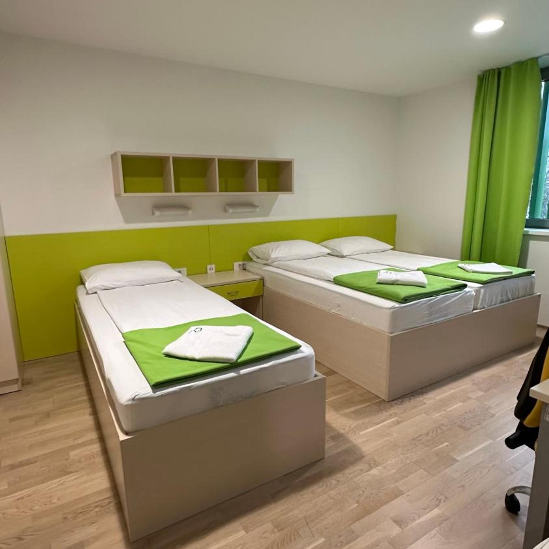 Room, Quadruple