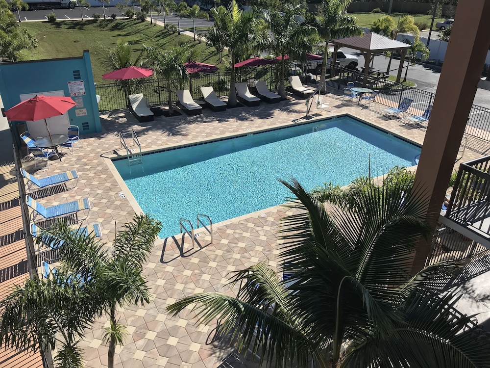 Days Inn by Wyndham Sarasota Bay 23/34