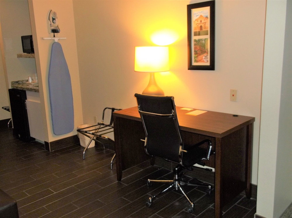 Comfort Inn and Suites Seguin, TX 27/37