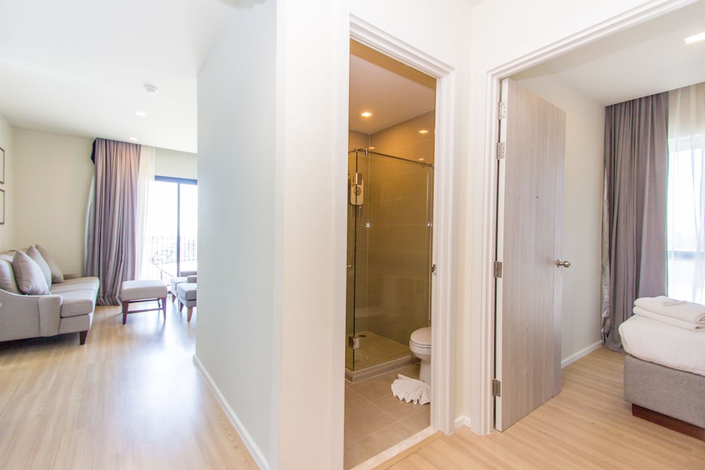 غرفة بسرير كينج وسرير فردي بغرفتي نوم، DLUX Condominium 3/7