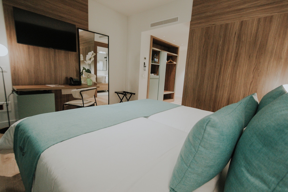 PLUS, DOUBLE BED