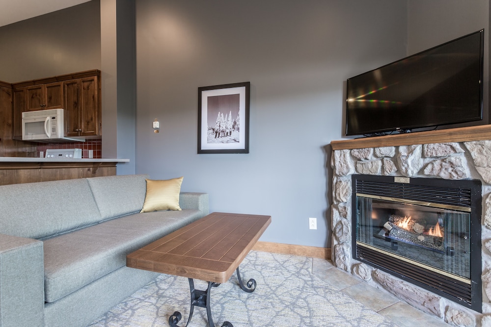 LE GRAND LODGE MONT-TREMBLANT 50/69