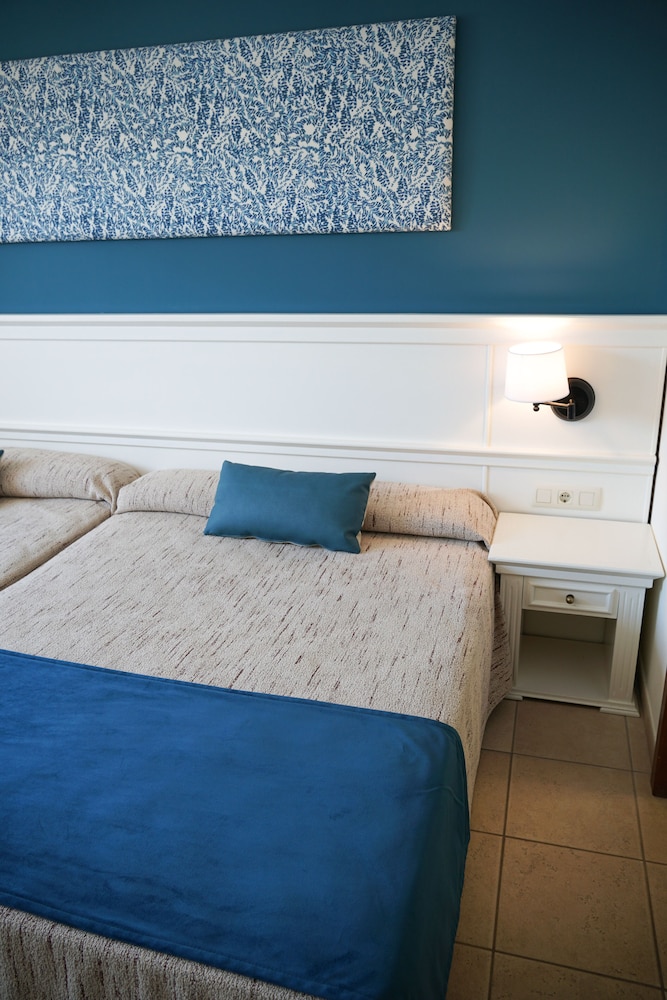 Room, Single, 2 Double Beds