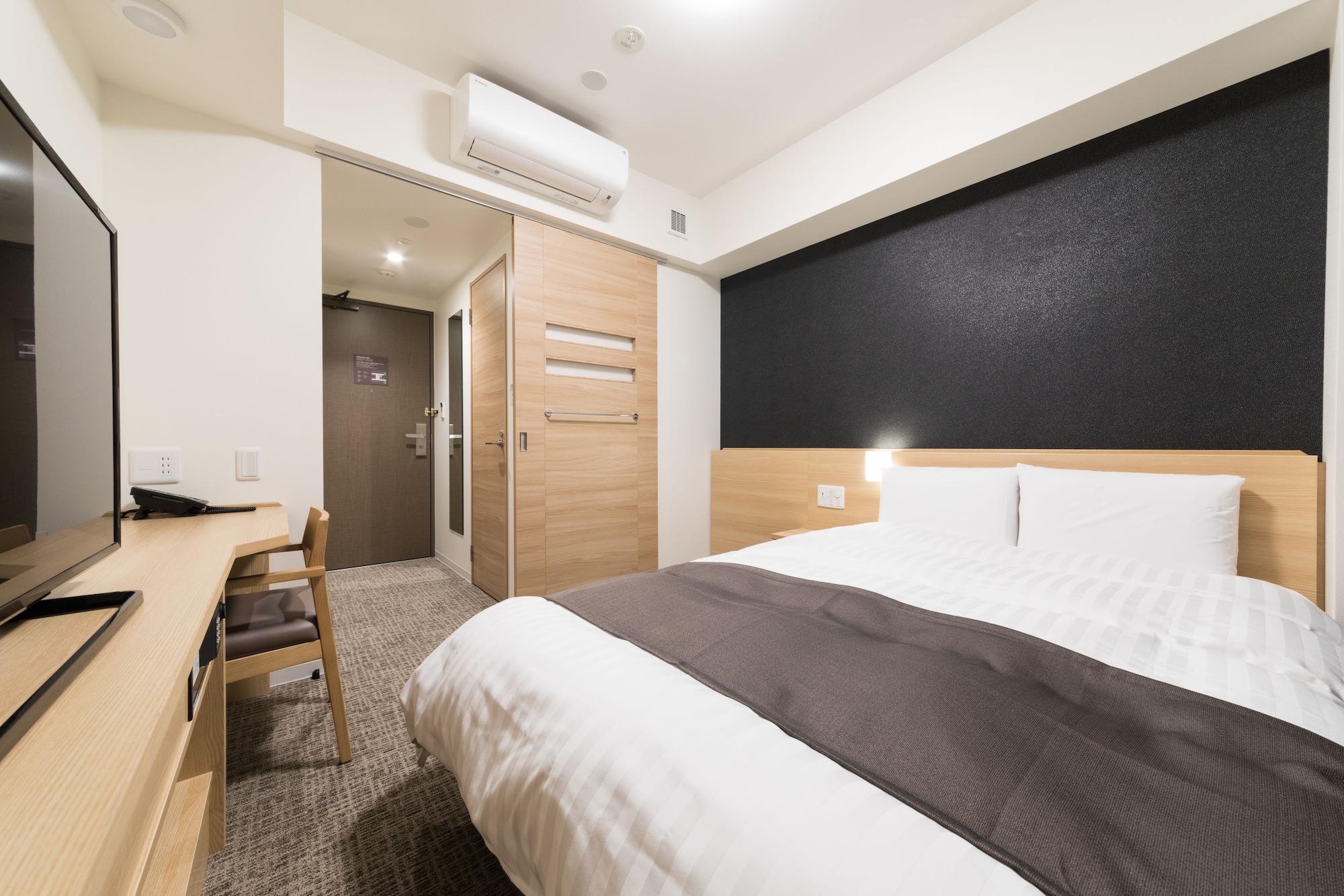 ROOM, QUEEN BED